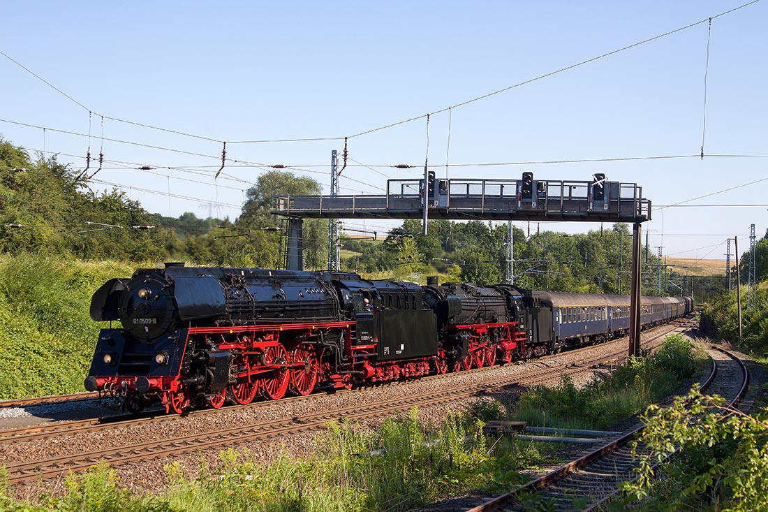 2 großrädrige vor dem ER-Sonderzug