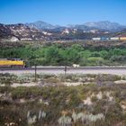 2 Güterzüge begegnen sich in der überwältigenden Landschaft vor dem Cajon Pass, CA