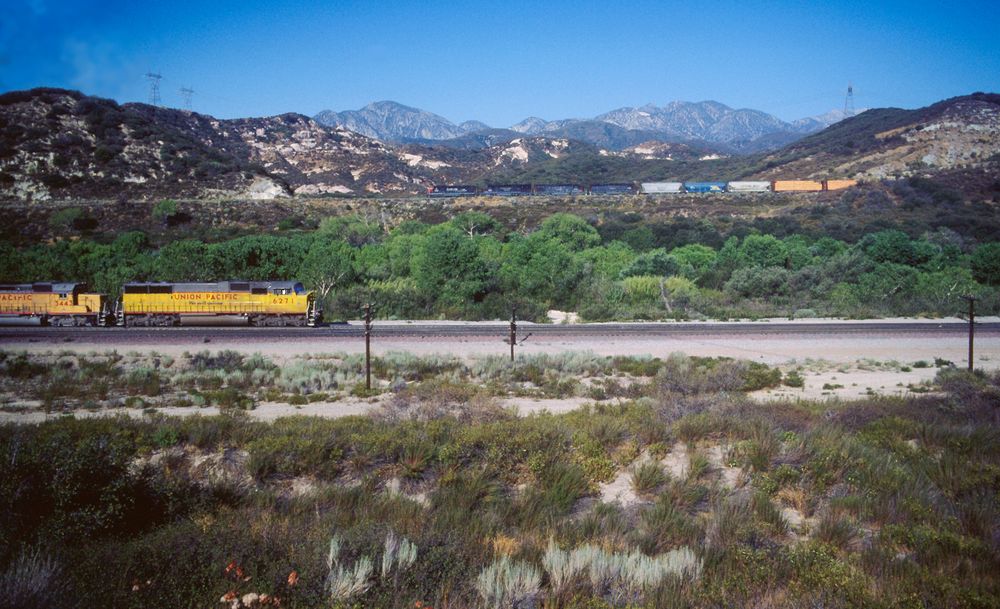 2 Güterzüge begegnen sich in der überwältigenden Landschaft vor dem Cajon Pass, CA