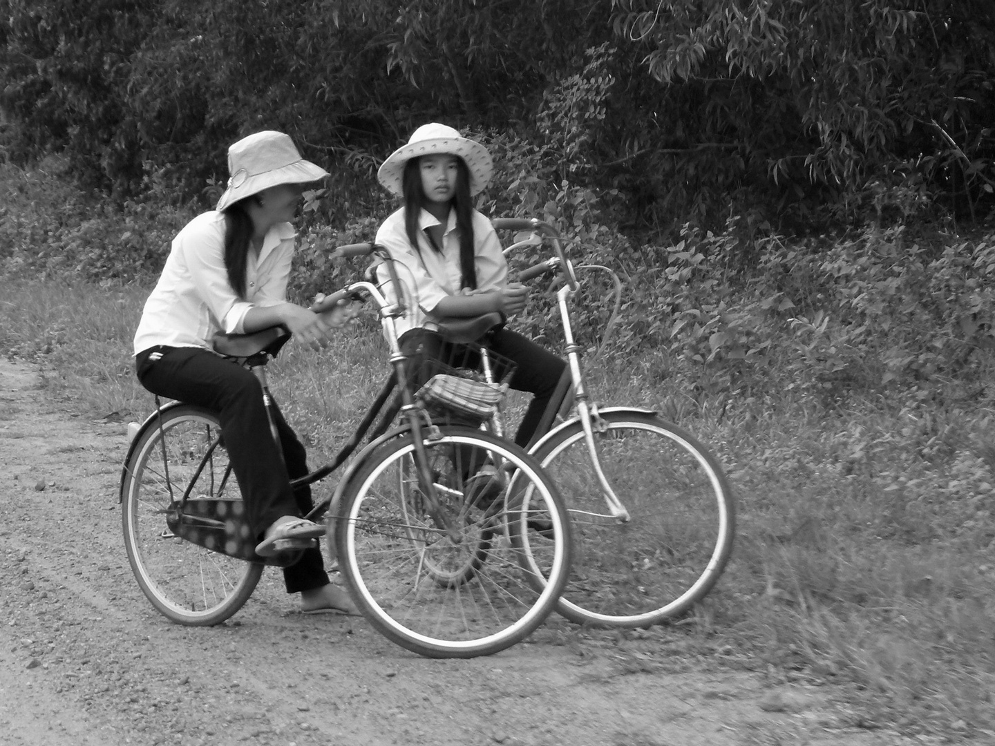 2 junge Frauen auf dem Fahrrad