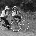 2 junge Frauen auf dem Fahrrad