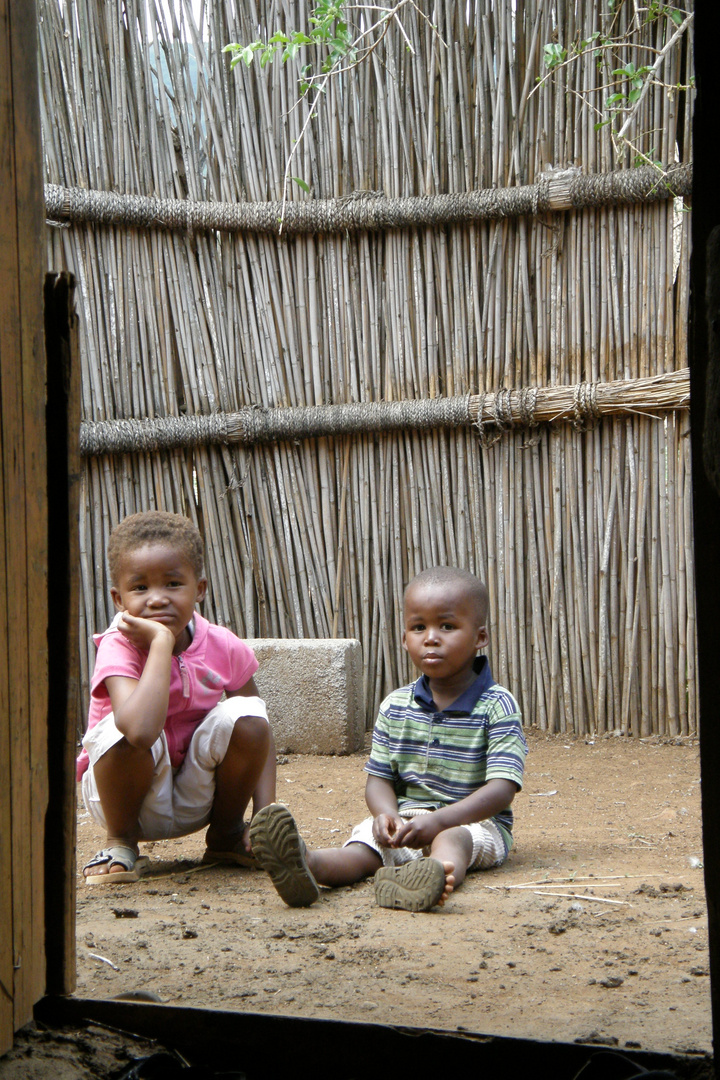 2 Jungs vor einer Hütte in einem Dorf in Swaziland