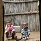 2 Jungs vor einer Hütte in einem Dorf in Swaziland