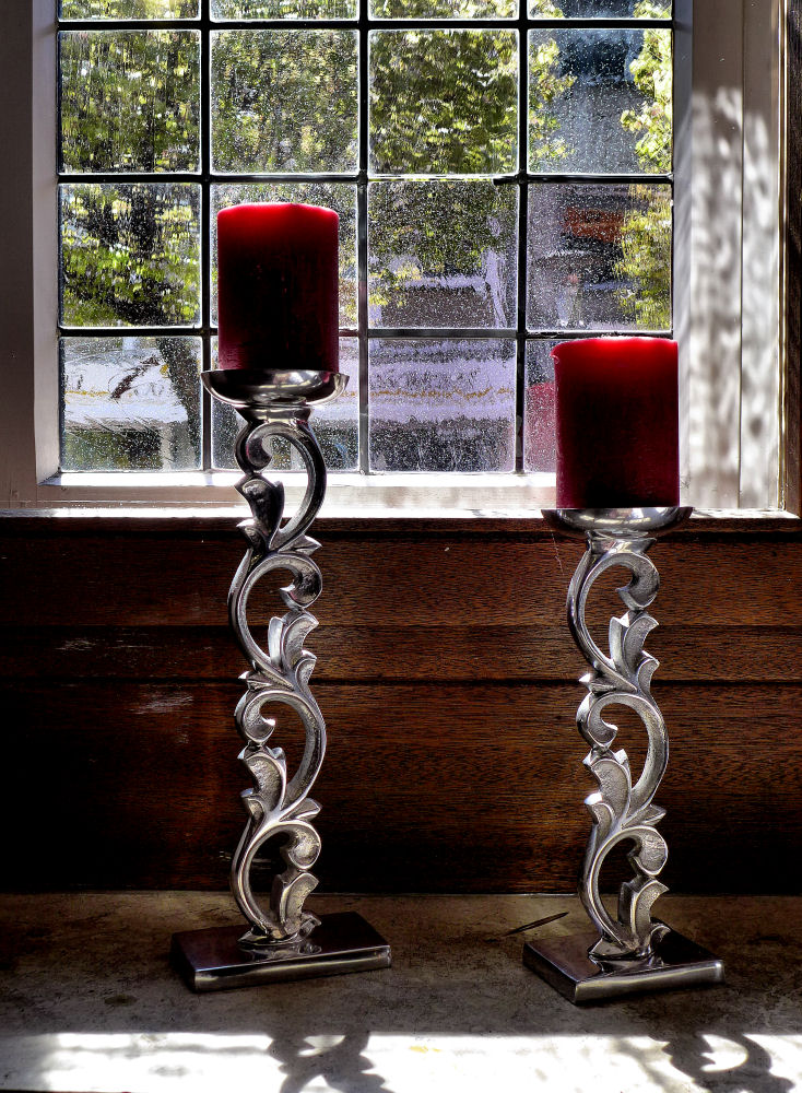 2 Kerzen am Fenster