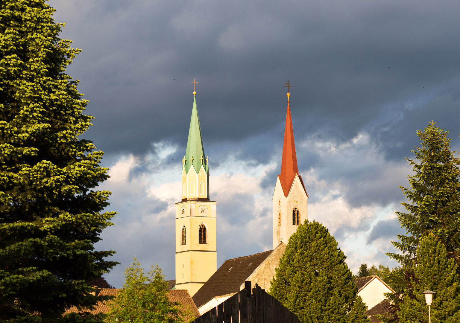 2 Kirchen in der goldenen Stunde