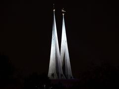 2 Kirchturmspitzen in der Dunkelheit