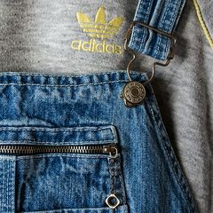 2 Klassiker der 90er: H&M Rocky Latzjeans & und Adidas Pulli