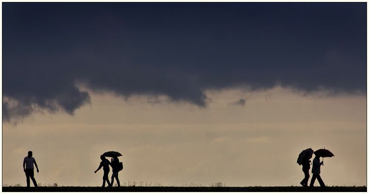 2 links - 2 rechts - 1 fallen lassen ... ... wie beim Sockenstricken :-)