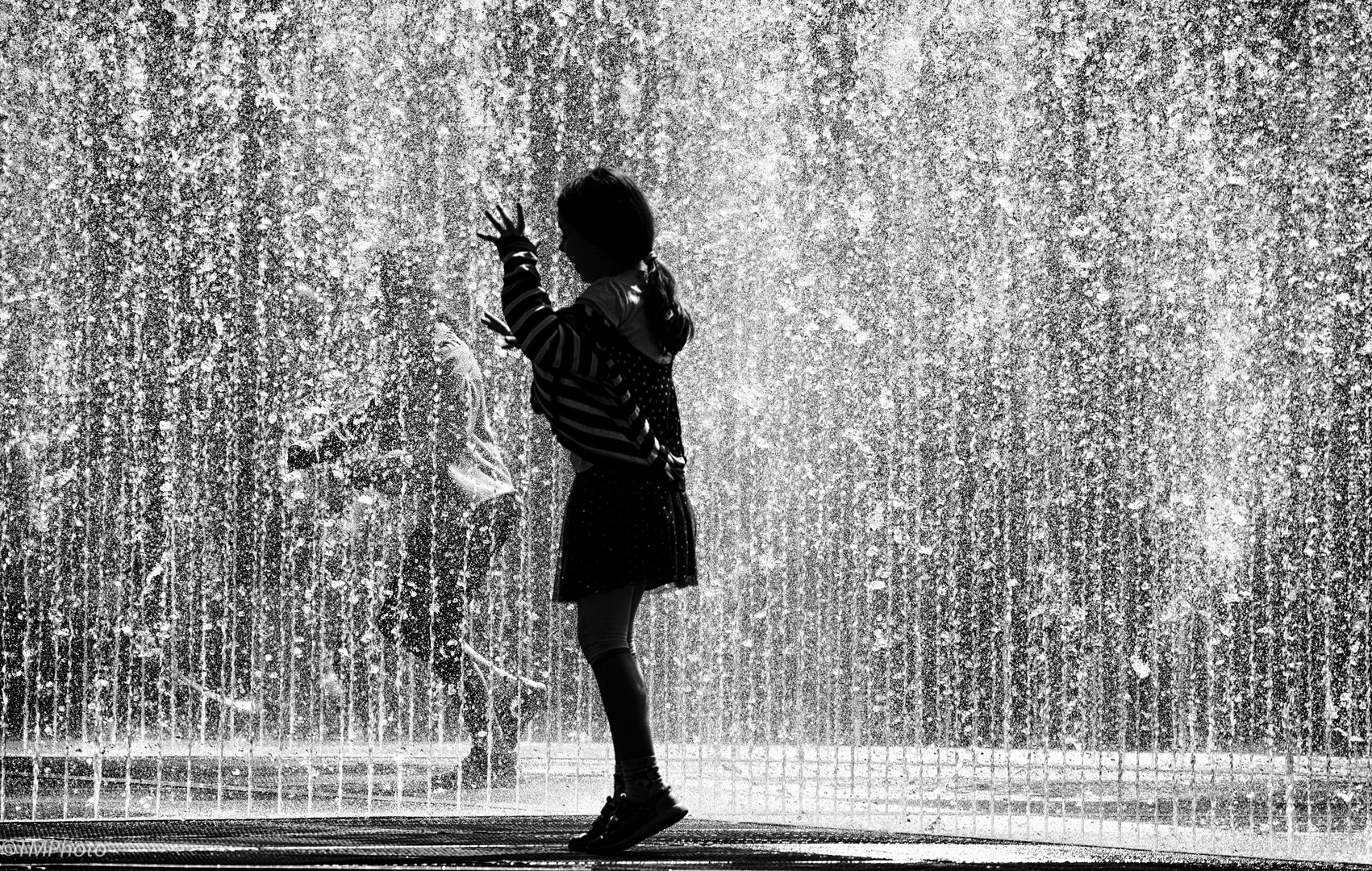 2 Mädchen am Springbrunnen