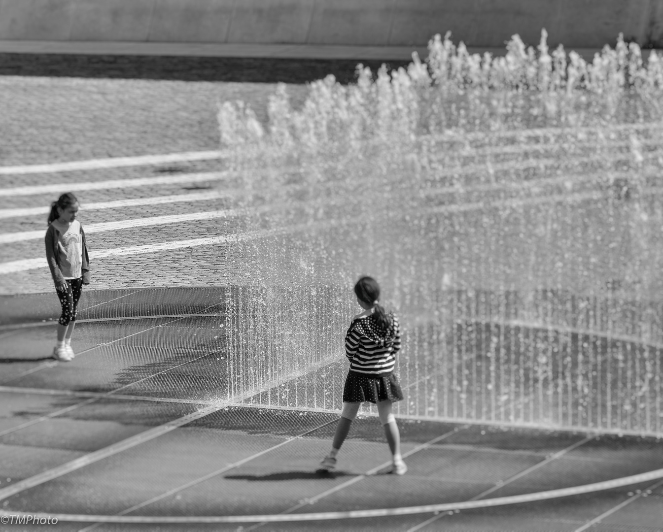 2 Mädchen am Springbrunnen_1