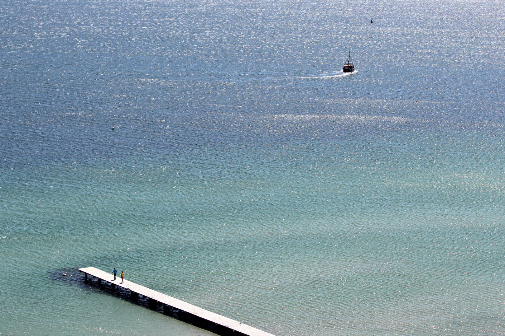 2 Menschen, 1 Möwe und das Meer