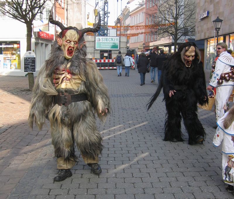 2 Monster beim Konstanzer Umzug