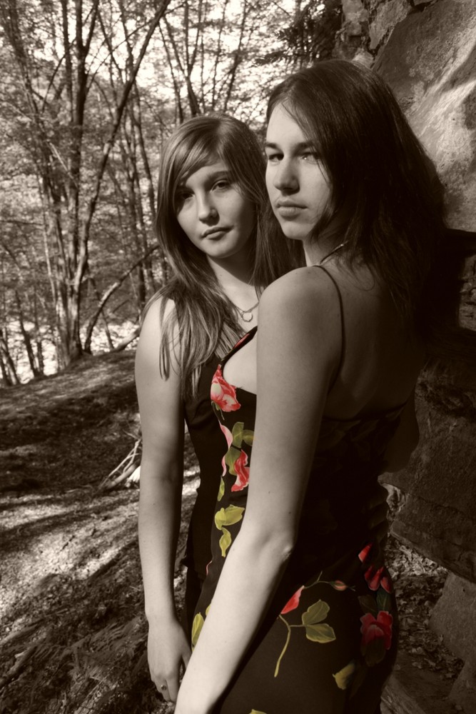 2 nette Mädchen im Wald