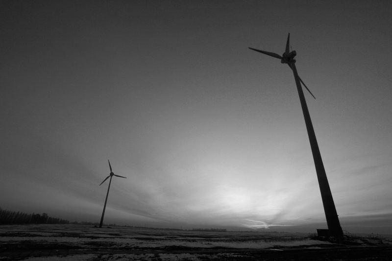 2 neuzeitliche Windmühlen...