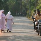 2 Nonnen und  2 Motorradfahrer in Kerala Backwaters, Indien