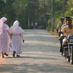 2 Nonnen und  2 Motorradfahrer in Kerala Backwaters, Indien