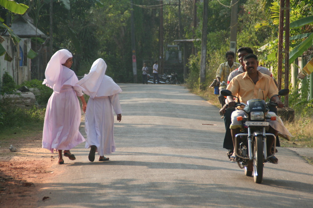 2 Nonnen und  2 Motorradfahrer in Kerala Backwaters, Indien