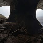 2 Öffnungen in der Felswand zum Meer