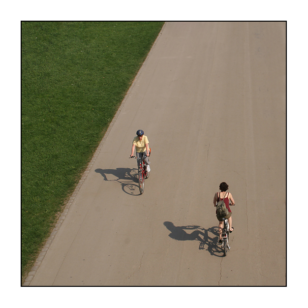 2 radfahrer begegnen sich (2)