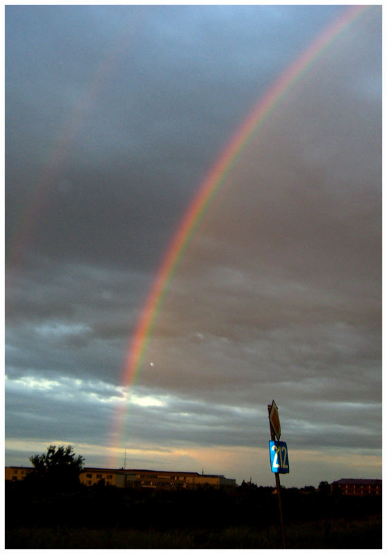 2 Regenbögen und 1 Verkehrstafel...