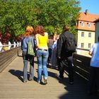 2 rothaarige Frauen auf der Brücke