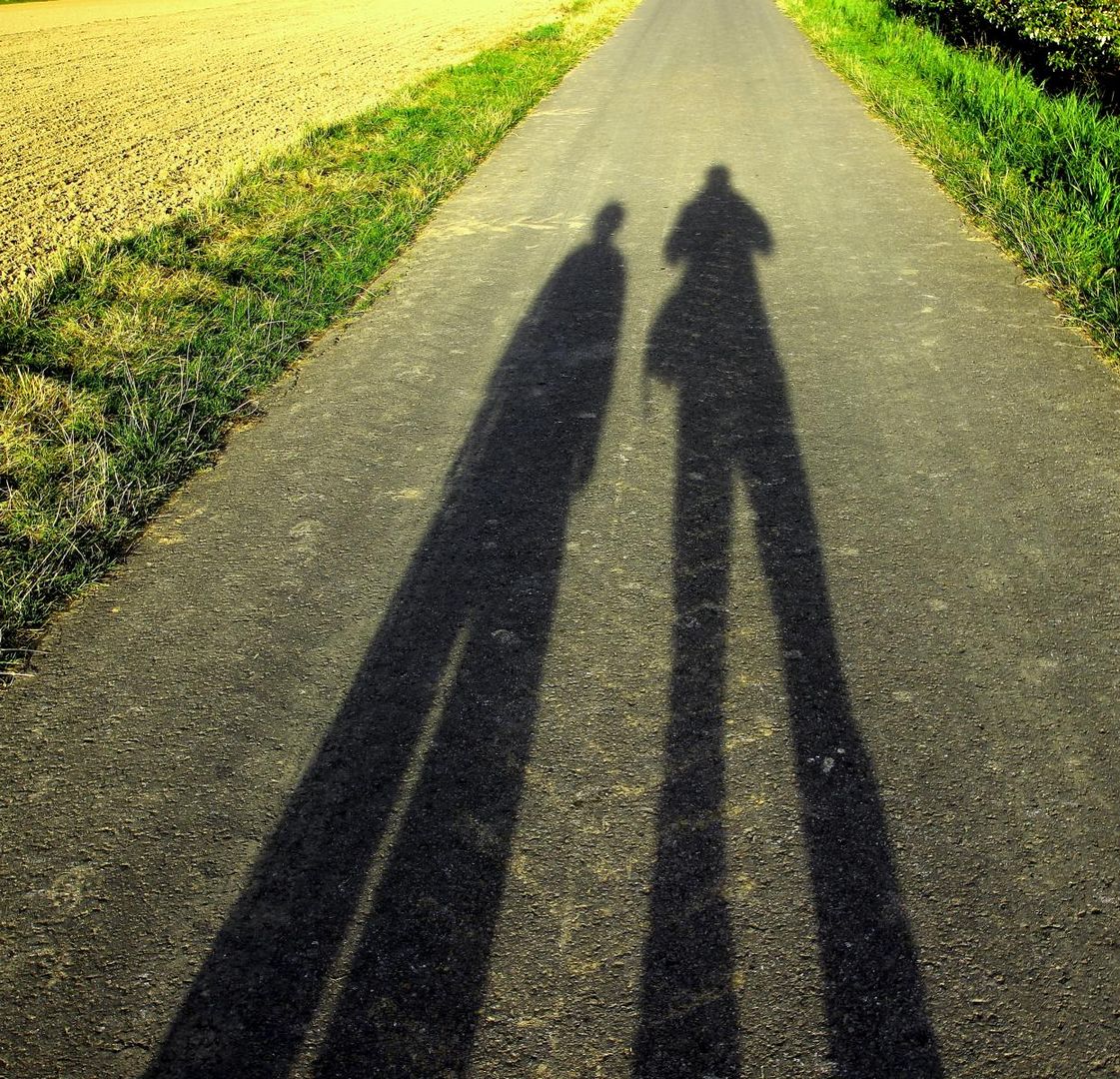 2 Schatten auf dem Feldweg gehen nach Hause ;0)