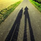 2 Schatten auf dem Feldweg gehen nach Hause ;0)