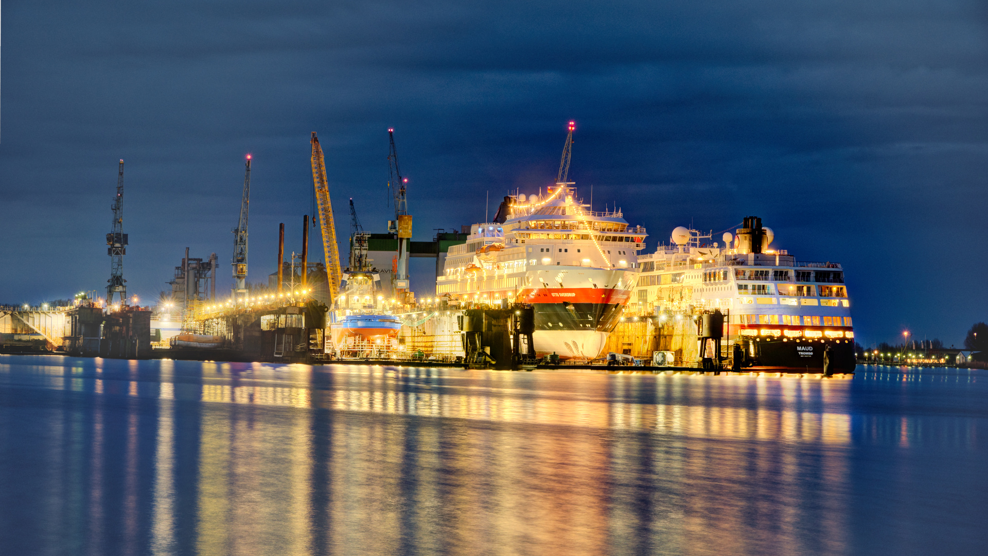  2 Schiffe der Hrtigrute beim Bredo Dockbetieb Bremerhaven