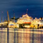  2 Schiffe der Hrtigrute beim Bredo Dockbetieb Bremerhaven