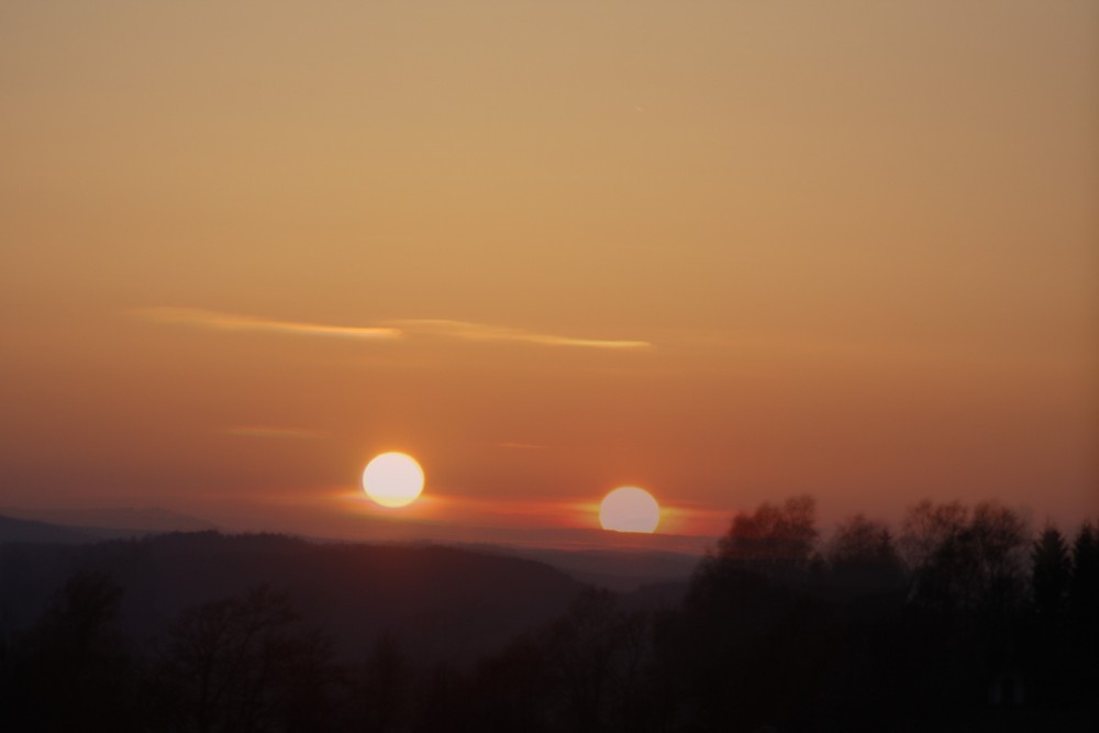 2 Sonnen gehen nach einem traumhaften Sonnentag unter Foto & Bild ...