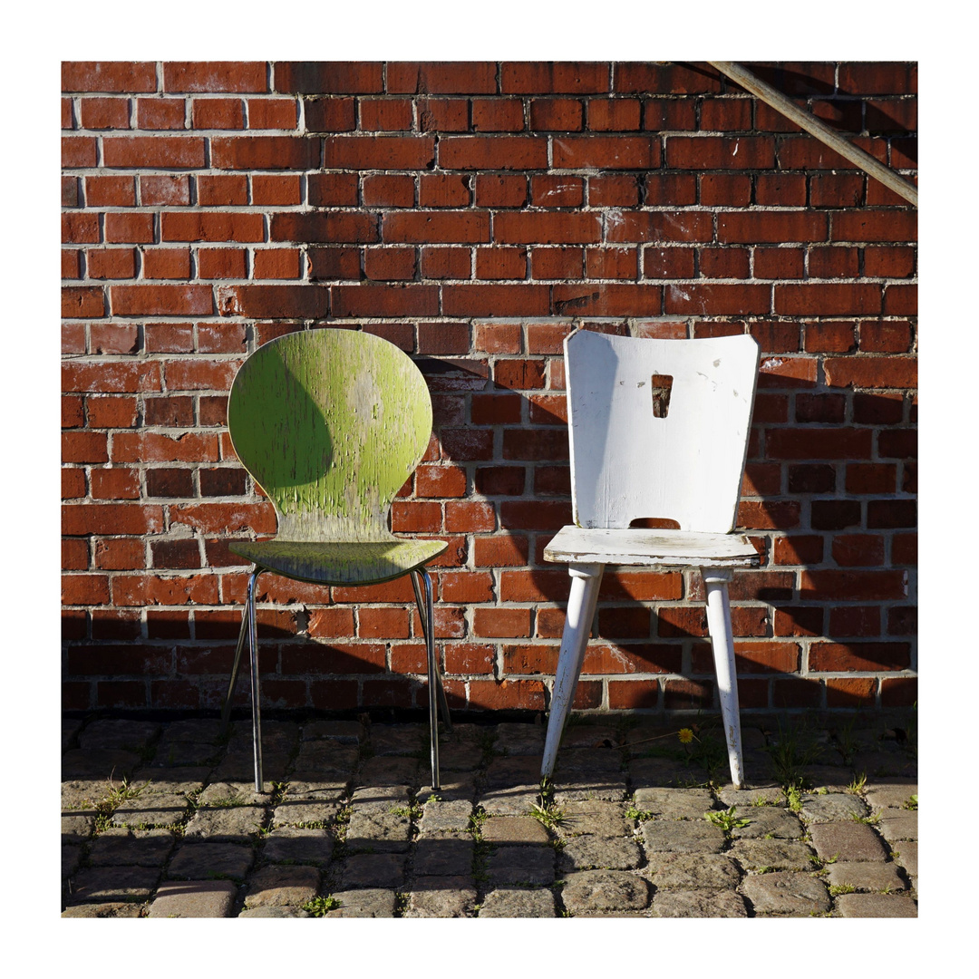 2 Stühle in Sonne und Schatten