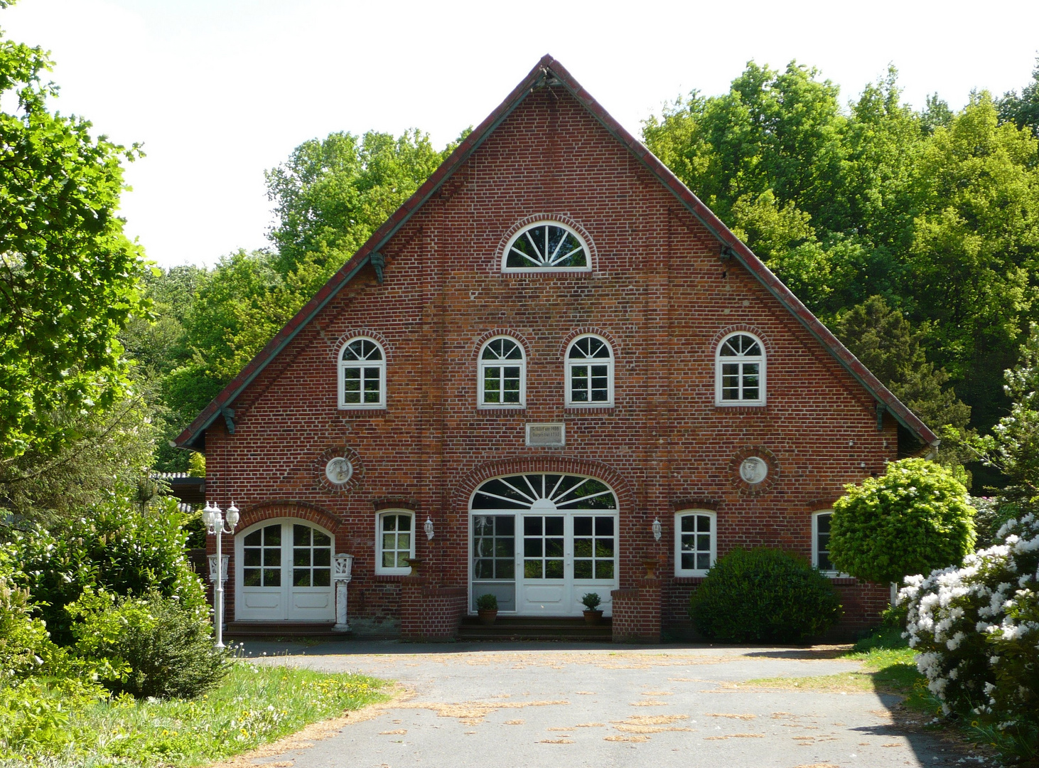 2 Türen und 8 Fenster