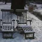 2 vergessene Liegen warten auf "Sonnenanbeter" im Schlosspark Gartrop