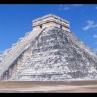 2 verschiedene Pyramiden auf einem Foto