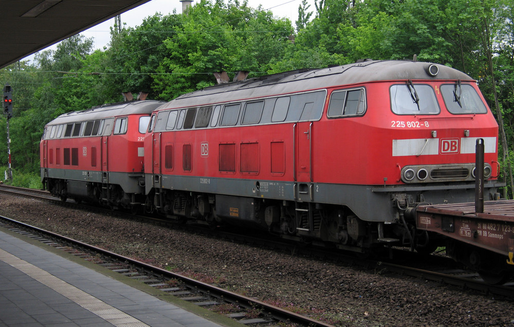 2 wartende 225er im Bahnof