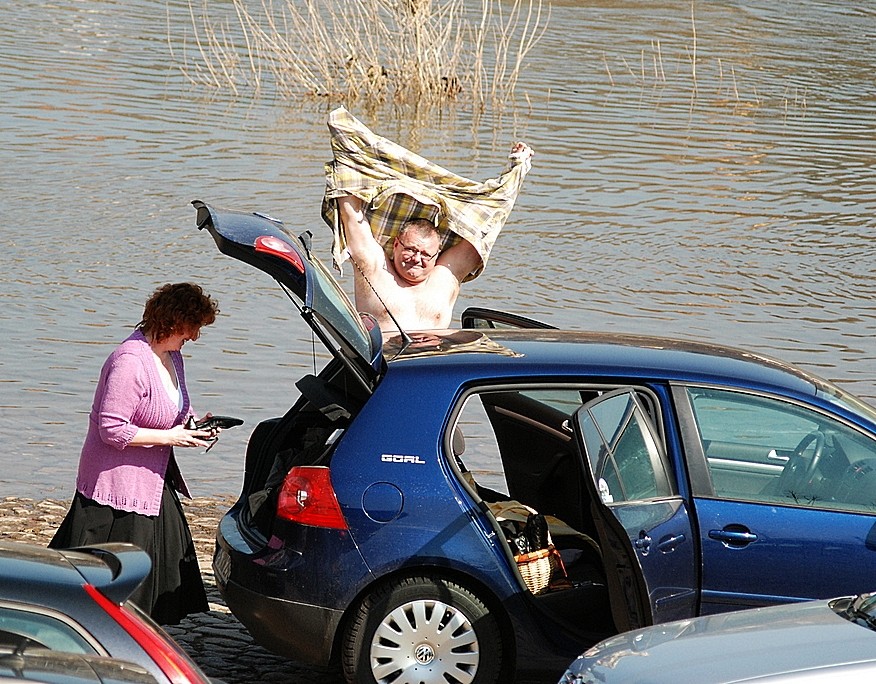 2 x Anzug ___ 1 x Hemd ... . Umziehen an der Elbe.