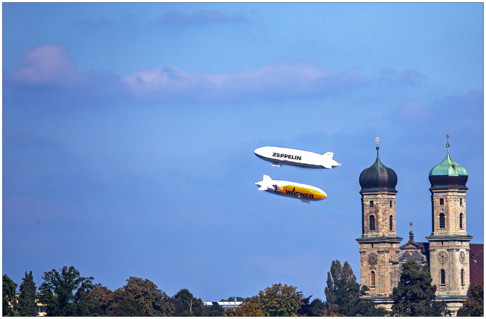 2 Zeppeline über Friedrichshafen