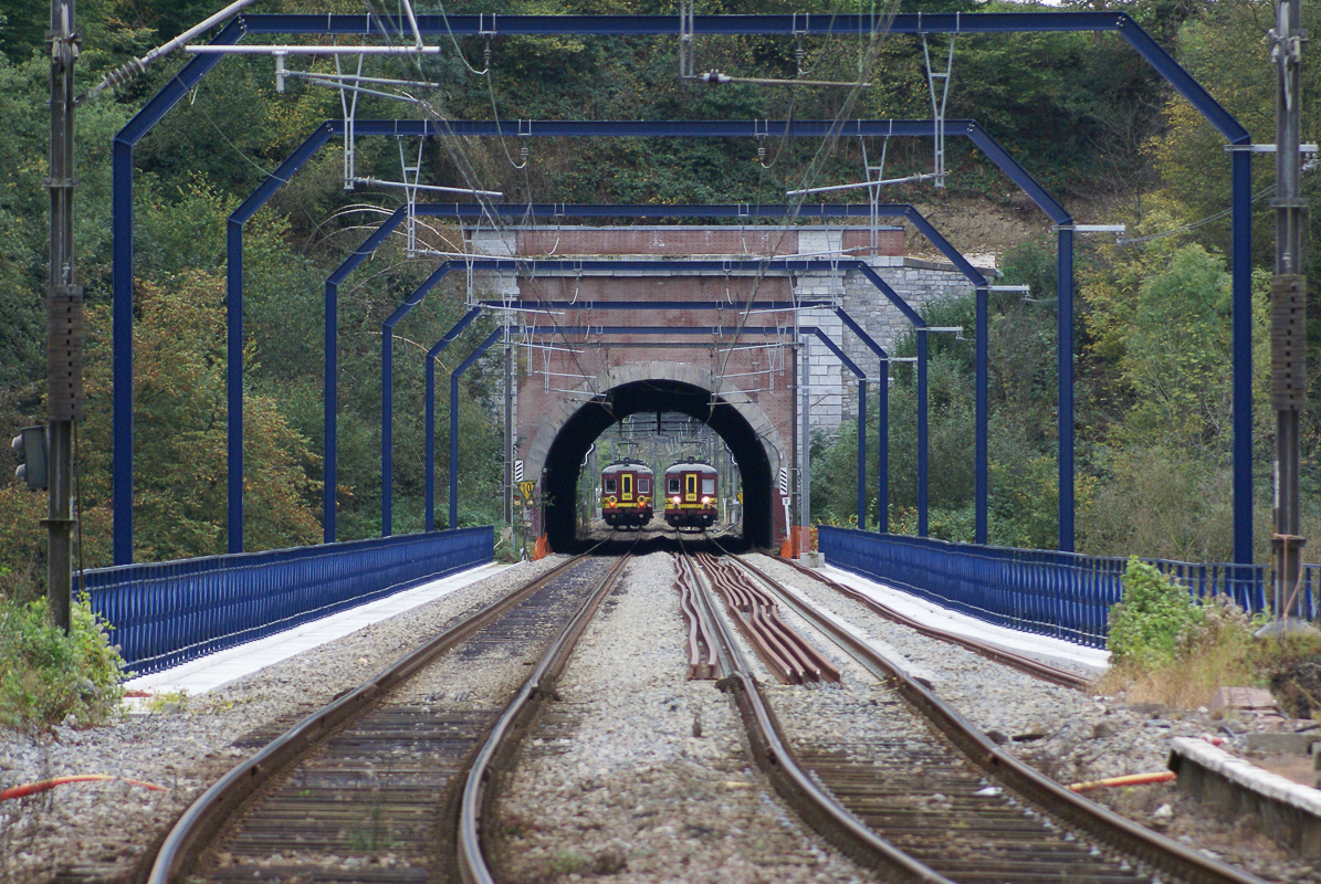 2 Züge im Tunnel, kurz vor einer Brücke. Wo? Quizfrage