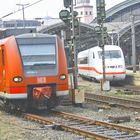 2 Züge verlassen gleichzeitig den Kölner Hauptbahnhof