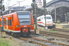 2 Züge verlassen gleichzeitig den Kölner Hauptbahnhof