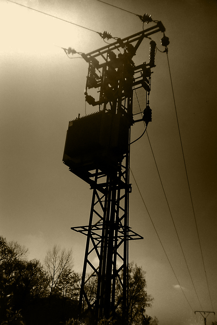 20 Kv-Leitungsmast mit Trafo