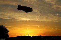 20. WARSTEINER INTERNATIONALE MONTGOLFIADE / Luftschiff im Sonnenuntergang über dem Startplatz