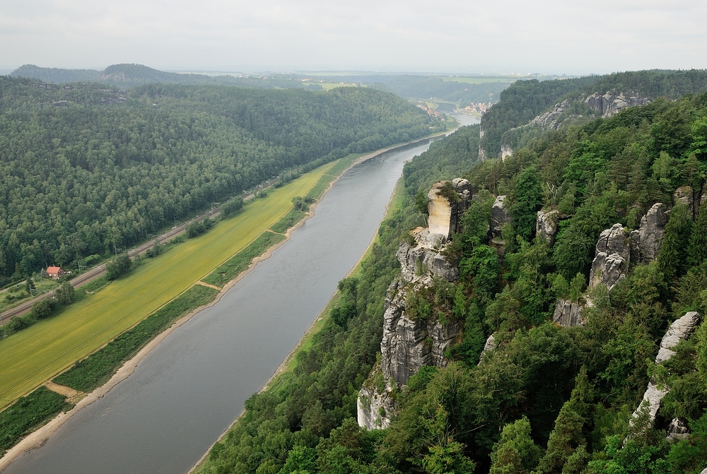 200 Meter über der Elbe mit Blick auf den Wartturm (heller Fels), dort brach ein 800 TONNEN ...