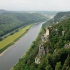 200 Meter über der Elbe mit Blick auf den Wartturm (heller Fels), dort brach ein 800 TONNEN ...