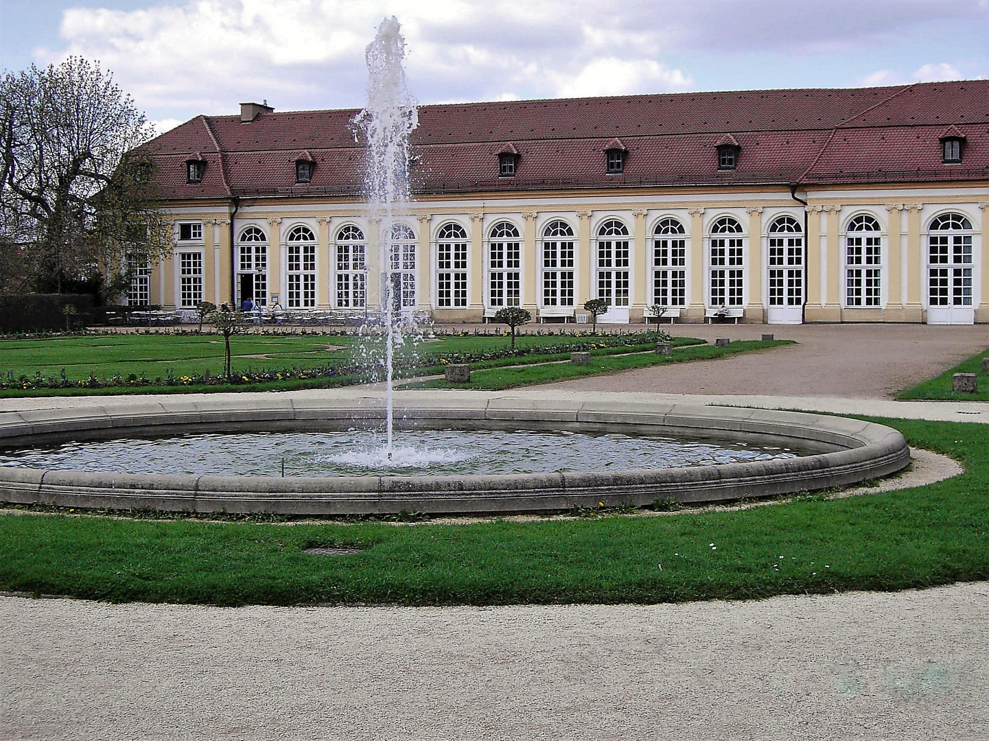 20050421  Ansbach Orangerie mit  Hofgarten und Brunnen 