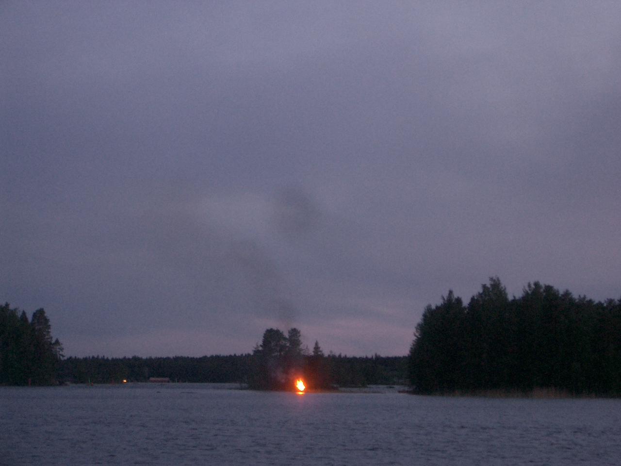 20050624  ARCHIV  Finnland  (2) Sonnwendfeuer See 