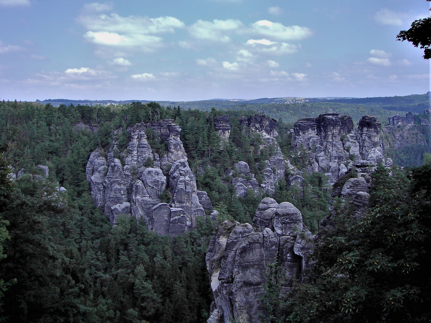 20050817 Blick in und über das Elbsandsteingebirge 