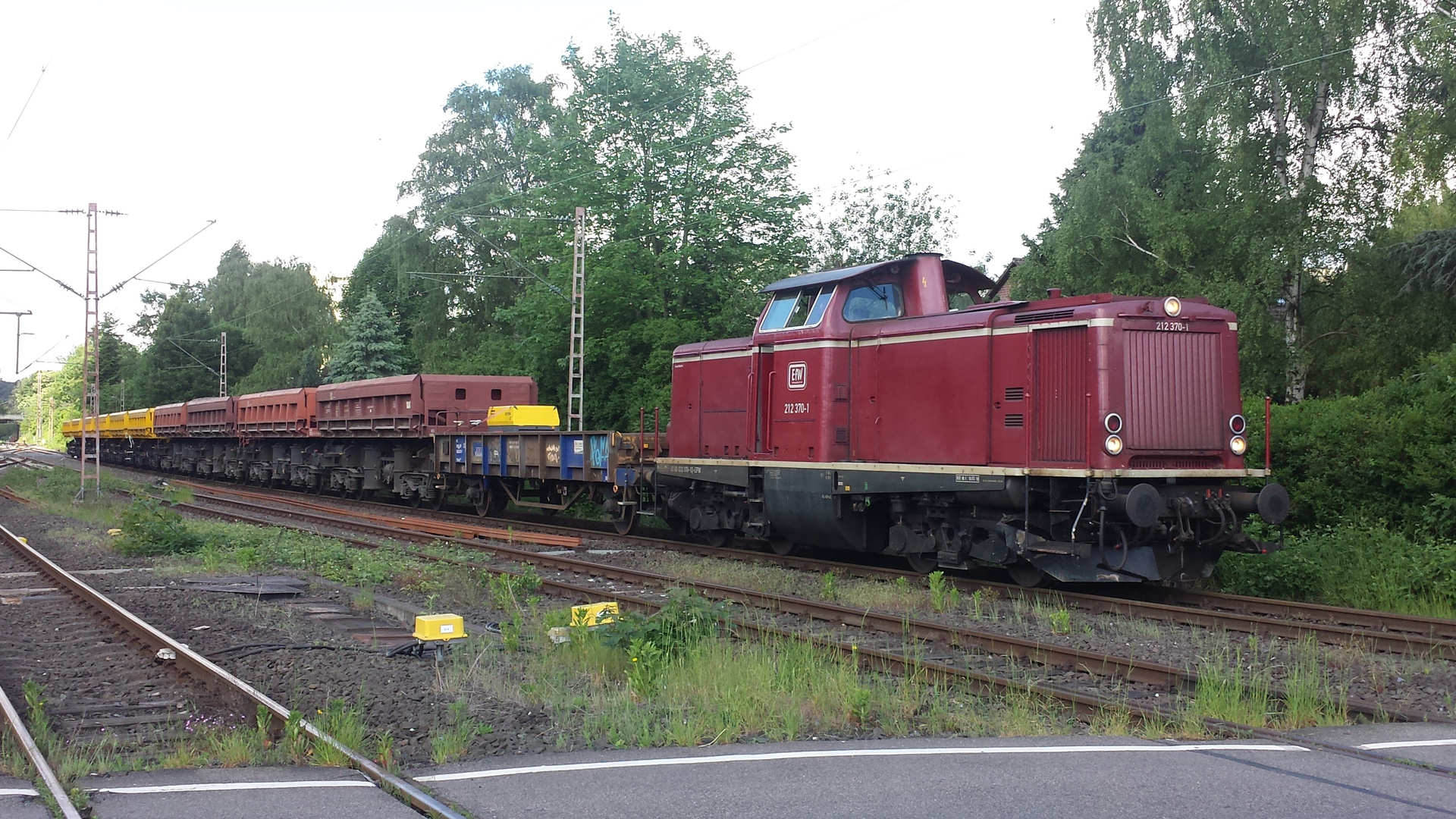 20.05.2017 EfW 212 370-1 mit einem Bauzug in Mülheim-Speldorf