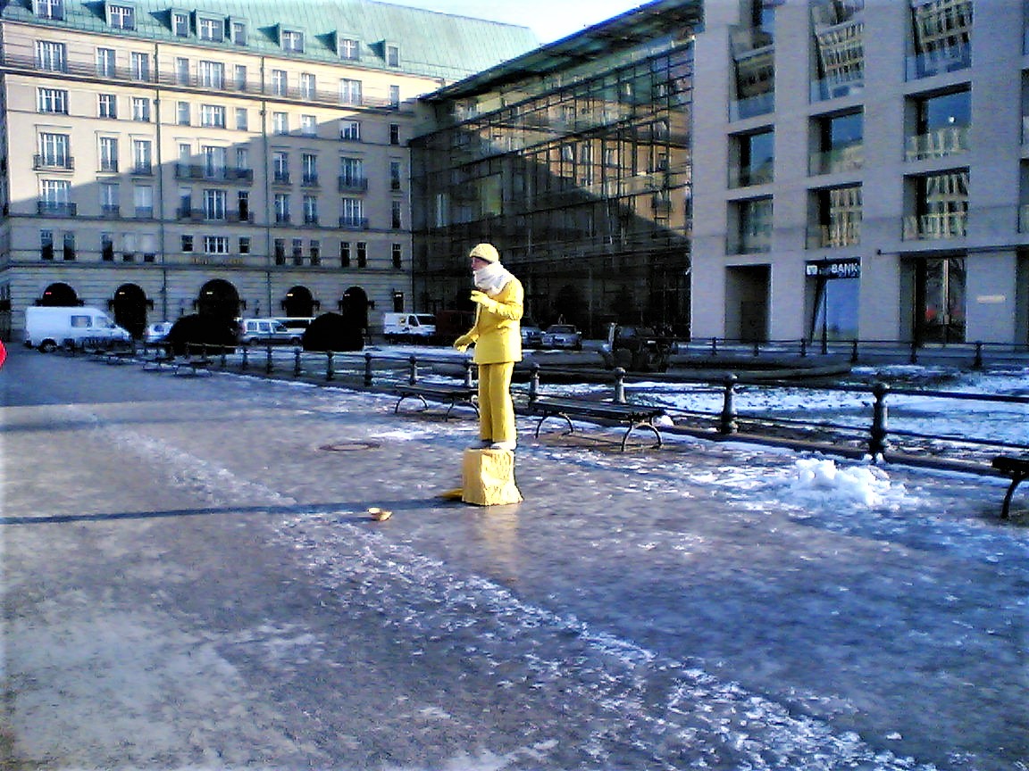 20060127   ARCHIV  27.Januar 2006  Nähe Brandenburger Tor  :  Erfroren ? Festgefroren ?