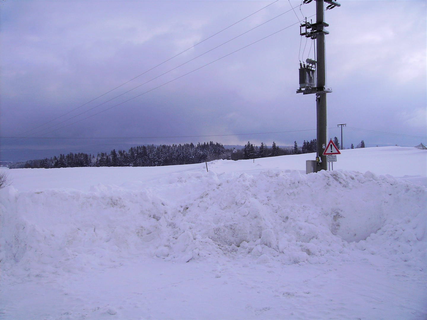 20060211 Genau vor 15 Jahren  Weg (Schneezeichen) zur Nachbarin total zugeweht